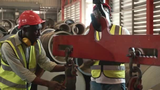 Engenharia Treinamento Trabalhadores Explicando Detalhes Peso Sobrecarga Cranelifting Máquina Dois — Vídeo de Stock