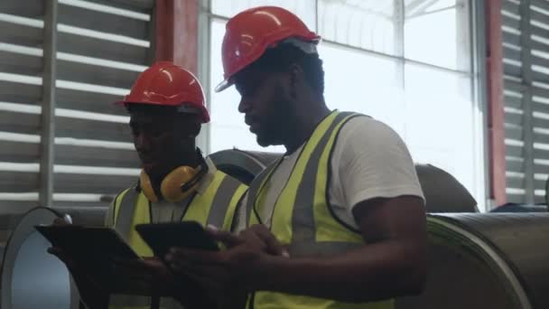 Ingenieur Zwei Arbeiter Mann Afrikanischen Schwarzen Markierung Inspektion Auf Rollen — Stockvideo