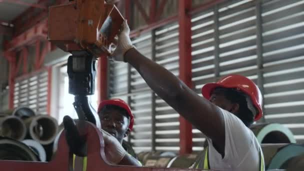 Engenharia Treinamento Trabalhadores Explicando Detalhes Peso Sobrecarga Cranelifting Máquina Dois — Vídeo de Stock