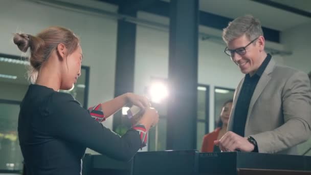 Empresário Aeroporto Internacional Balcão Check Verificação Pessoal Dando Passaporte Cartão — Vídeo de Stock