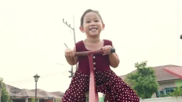 Счастливая Улыбчивая Симпатичная Маленькая Девочка Играющая Открытой Детской Площадке Весело — стоковое видео