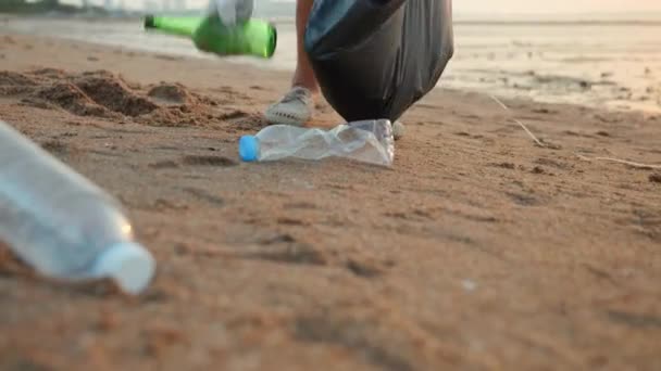 Volontär Kvinna Plocka Plastflaska Papperskorgen Plastpåse Svart För Rengöring Stranden — Stockvideo