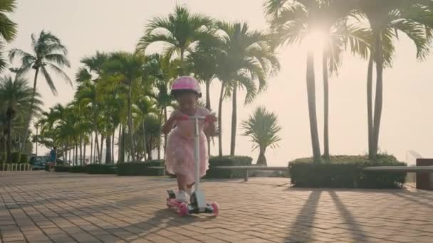 Hulajnoga Dziecięca Happy Asian Little Kid Girl Wear Safe Helmet — Wideo stockowe