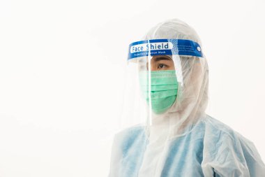 Karantina Coronavirus salgını (COVID-19) için yüz maskesi ve plastik yüz kalkanı takan PPE üniformalı kadın doktor beyaz arka planda izole edildi