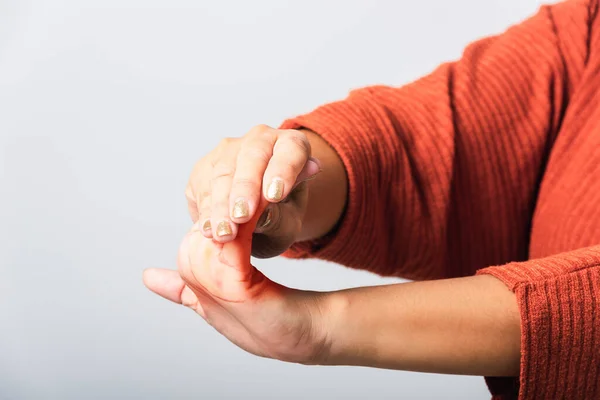 Close Hand Van Aziatische Vrouw Houdt Haar Acute Pijn Pols — Stockfoto