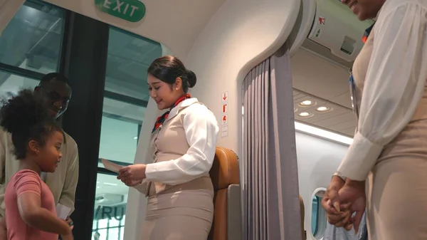 Asiatische Flugbegleiter Begrüßen Passagiere Die Flugzeug Gehen Und Bord Gehen — Stockfoto