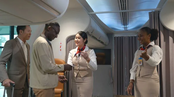 Asiatische Flugbegleiter Begrüßen Passagiere Die Flugzeug Gehen Und Bord Gehen — Stockfoto
