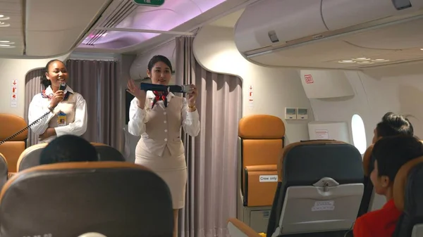 Asiatische Stewardess Sicherheit Erklärt Passagieren Wie Man Den Sicherheitsgurt Flugzeug — Stockfoto