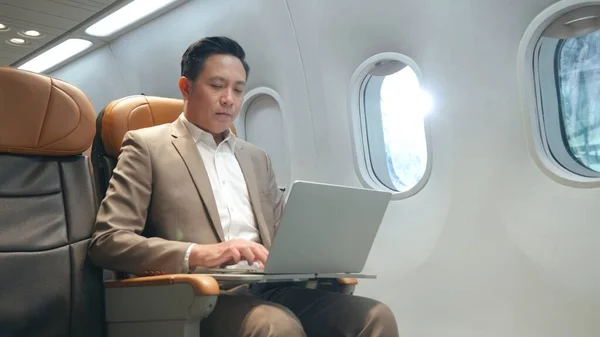 Asiatischer Geschäftsmann Der Flugzeug Mit Notebooks Arbeitet Geschäftsmann Der Während — Stockfoto
