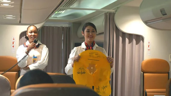 Asijská Letuška Bezpečnost Vysvětlující Cestující Před Vzletem Letadle Letuška Jednotná — Stock fotografie