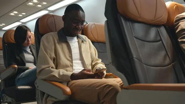 Passagier Geschäftsmann Mit Handy Test Wifi Verbindung Flugzeug Während Des — Stockfoto