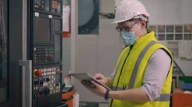 Asyalı fabrika işçisi otomatik programlama CNC değirmen kontrol makineleri sanayi merkezi araç imalat atölyesinde