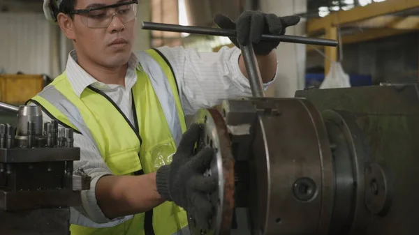 Asian Professional Mechanical Operation Man Wearing Uniform Hardhat Goggles Safety — Stock Photo, Image