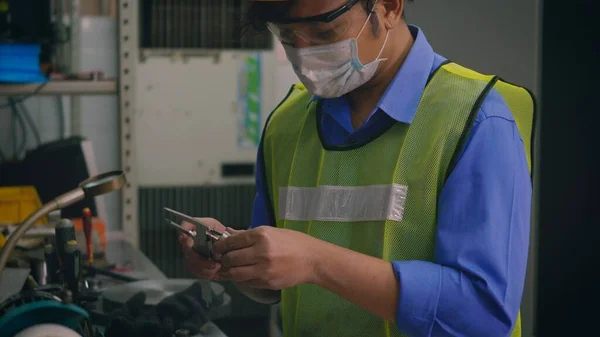 Asian Factory Worker Technician Man Operating Measuring Steel Size Detail — Stock Photo, Image