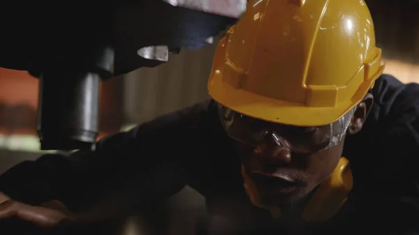 Hombre Joven Trabajador Negro Industrial Americano Con Casco Amarillo Vigilancia —  Fotos de Stock
