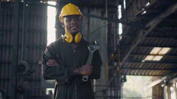 Retrato Americano Industrial Negro Joven Trabajador Sonriendo Con Casco Amarillo —  Fotos de Stock
