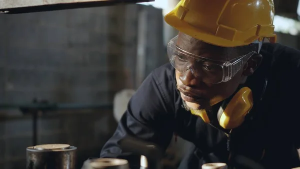 Hombre Joven Trabajador Negro Industrial Americano Con Casco Amarillo Vigilancia —  Fotos de Stock