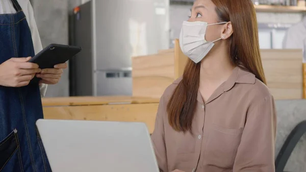 Азиатская Молодая Красивая Деловая Женщина Улыбается Помощью Ноутбука Компьютер Онлайн — стоковое фото