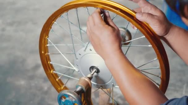 Hombre Técnico Que Trabaja Rueda Motocicleta Tiene Radios Tejen Para — Vídeo de stock