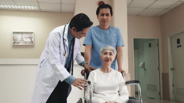 Γιατρός Μιλάει Ηλικιωμένη Γυναίκα Ασθενή Αναπηρική Καρέκλα Και Νοσηλευτής Άντρας — Αρχείο Βίντεο