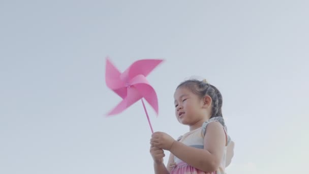 Felicidad Niña Sonriendo Campo Trigo Sosteniendo Pequeña Rueda Viento Molino — Vídeo de stock