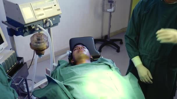 Toter Patient Chirurg Arzt Bedeckt Gesicht Auf Bett Beendet Operation — Stockvideo