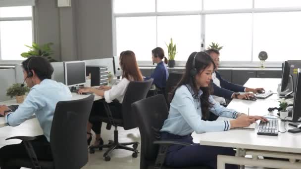 Centro Llamadas Está Cansado Empleado Adulto Joven Que Trabaja Con — Vídeos de Stock