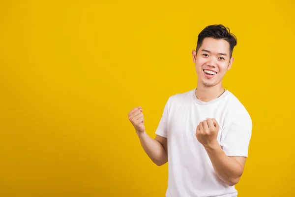 Asiático Guapo Joven Sonriendo Positiva Sacudiendo Manos Entusiasta Gritando Para —  Fotos de Stock