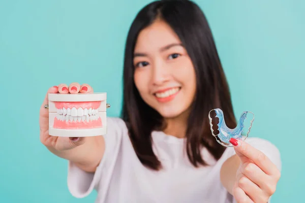 Portrait Jeune Asiatique Belle Femme Souriante Tenant Des Supports Orthodontiques — Photo