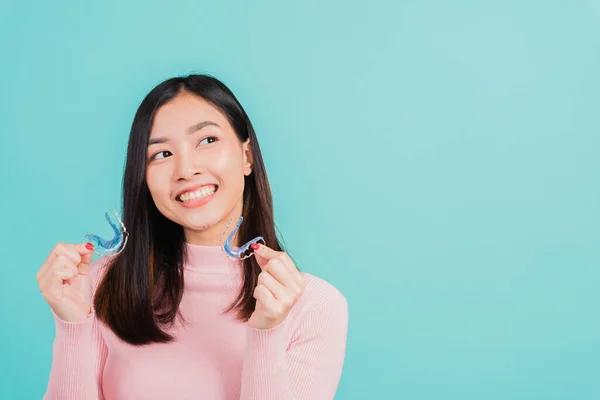 Asyalı Güzel Bir Kadının Portresi Gülümseyen Silikon Diş Telleri Diş — Stok fotoğraf