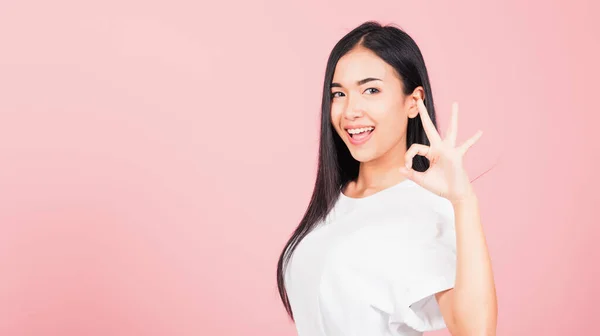 Portrait Asian Beautiful Young Woman Standing She Made Finger Symbol — Stock Photo, Image