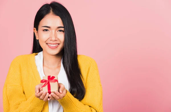 상자를 미소짓고 아시아인젊은 여성의 스튜디오 발렌타인데이 컨셉트 — 스톡 사진