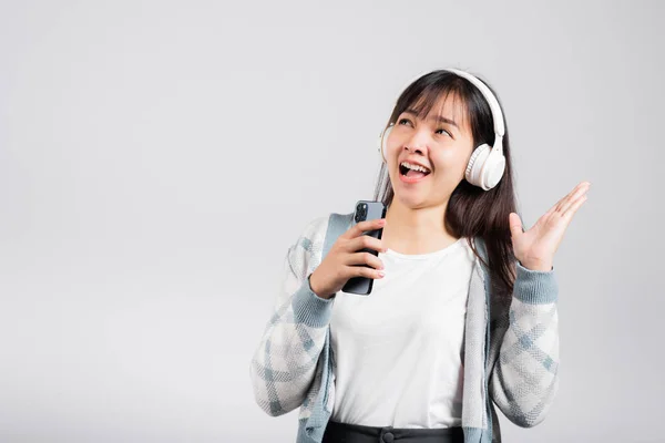 Vrouw Enthousiast Glimlachen Luisteren Naar Muziek Radio Bluetooth Koptelefoon Zingen — Stockfoto