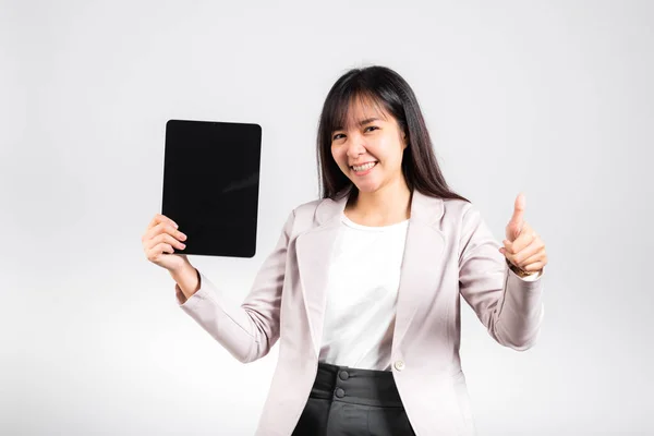 아시아인아름다운 태블릿 컴퓨터로 웃으며 디지털 태블릿을 사인을 손가락을 배경에서 고립된 — 스톡 사진