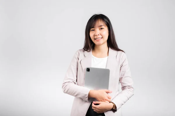 태블릿 컴퓨터를 미소짓고 아시아인아름다운 디지털 태블릿을 껴안고 생활을 스튜디오 배경에 — 스톡 사진