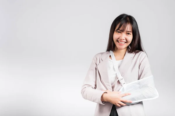 Brazo Roto Mujer Negocios Confiada Sonriendo Brazo Roto Después Accidente — Foto de Stock