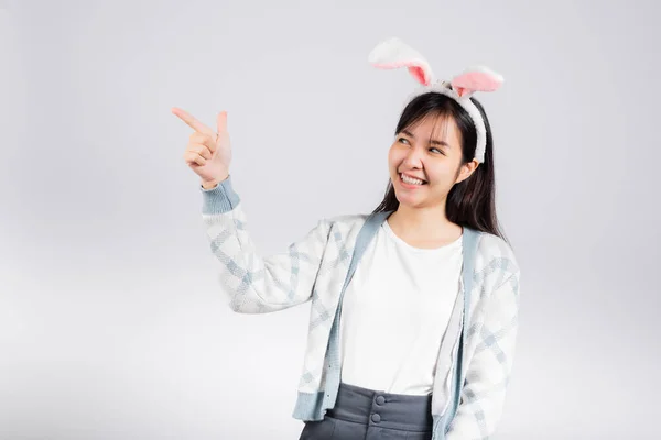 Concepto Del Día Pascua Sonriente Mujer Feliz Con Orejas Conejo —  Fotos de Stock