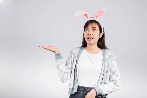 Concepto Del Día Pascua Mujer Feliz Sonriente Con Orejas Conejo — Foto de Stock