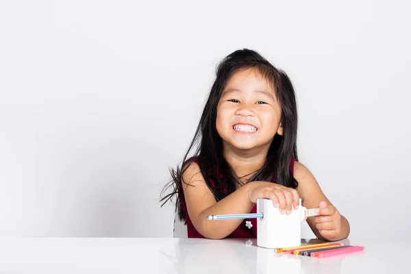 Little Cute Girl Dziecko Lat Uśmiech Pomocą Temperówki Ołówek Podczas — Zdjęcie stockowe