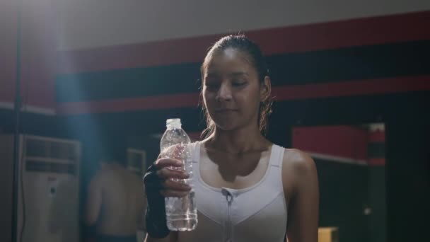 Asiática Hermosa Mujer Joven Beber Agua Botella Gimnasio Después Entrenar — Vídeo de stock
