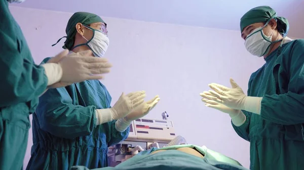 Gruppo Medici Chirurgia Guanti Sterili Maschere Protettive Applausi Piedi Dal — Foto Stock