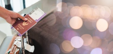 El sıkışın. Tatilde kalkmayı, seyahat etmeyi beklerken havaalanındaki turistlerin bagaj bagajlarında Tayland pasaportu ve uçak biletiyle uçağa binen adam ellerini kaldırsın.