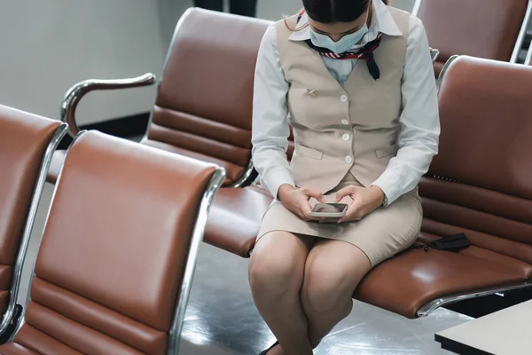 Angestellte Mitarbeiterin Sitzt Check Schalter Und Spielt Handy Während Keine — Stockfoto