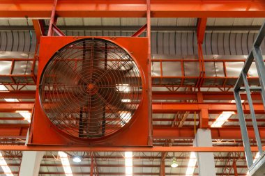 Fabrikadaki büyük endüstriyel soğutucu fanatikler fabrikanın ısısını düşürmek için fabrika havalandırması, endüstriyel soğutma mekanik fan
