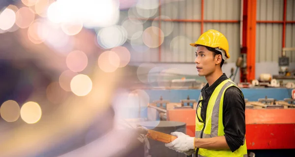 Worker Man Hand Push Remote Control Switch Overhead Crane Factory — Stock Photo, Image