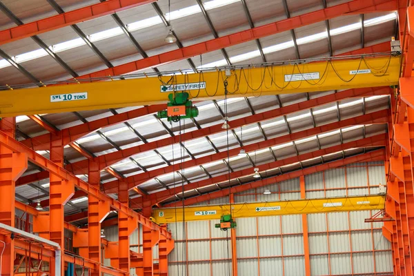 Atölyenin içinde. Metal levha üretim alanları için makine mühendisliğinde endüstriyel fabrika üretimi