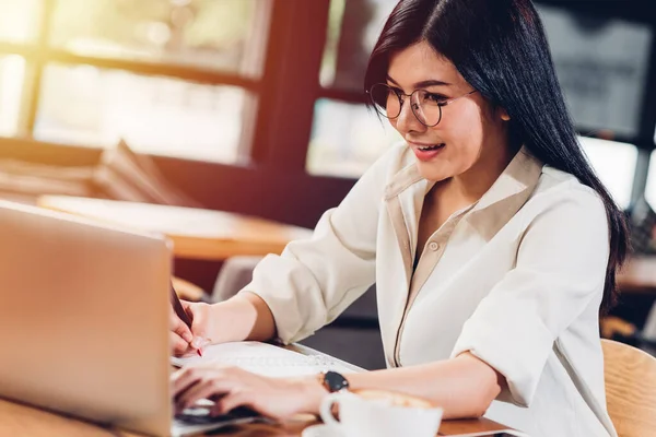 Negocios Mujeres Jóvenes Estilo Vida Freelance Trabajando Con Computadora Portátil — Foto de Stock