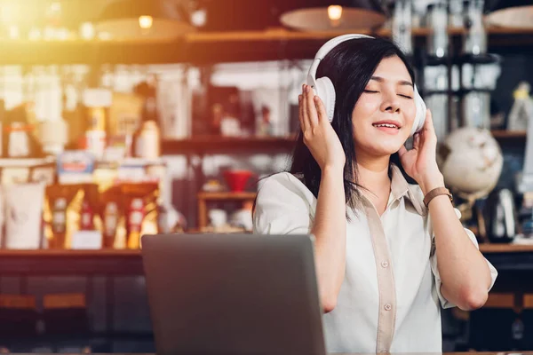 Business Women Lifestyle Freelance Sitting Alone Using Earphones Listening Music —  Fotos de Stock