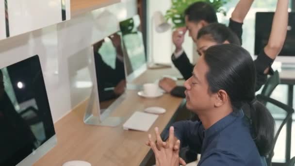 Çalışırken Bilgisayar Başında Esnemekten Yorulmuş Masa Başında Oturan Adamları Yerinde — Stok video