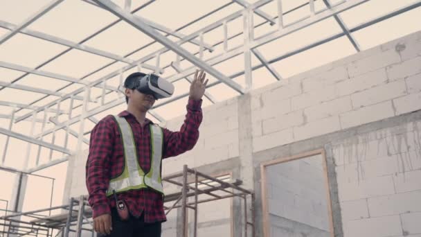 Asijský architekt inženýr pracovník v ochranné přilbě a uniformě pomocí VR převodové brýle vizualizovat plánování a developerské projekty při práci na staveništi domu